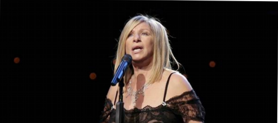 Streisand, de 76 años, protagonizó la versión de 1976 de "A Star Is...