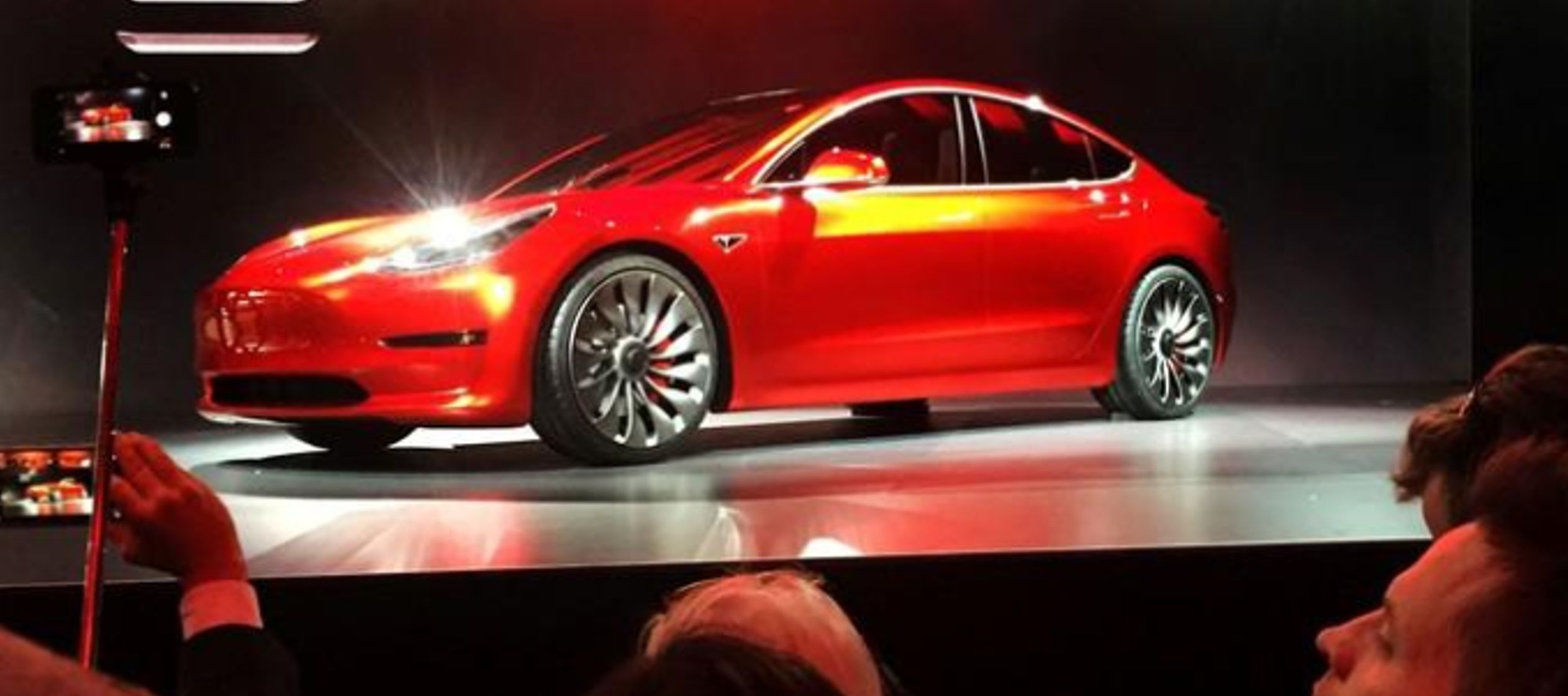 Tesla ha bajado dos veces este año el precio en el Model 3, que actualmente se vende desde...