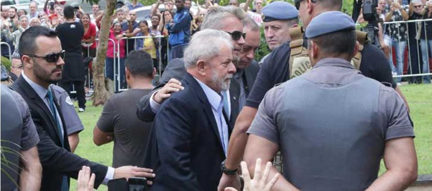 El viernes, un juez le otorgó a Lula el derecho de salir de la prisión en la ciudad...