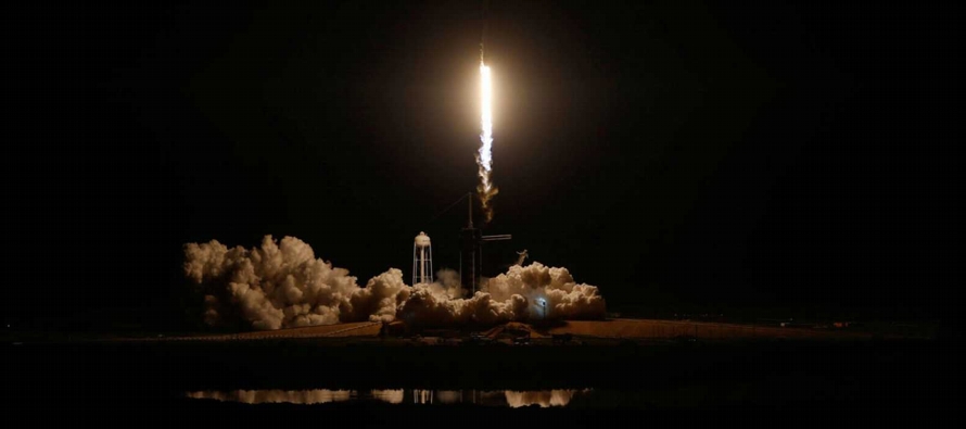 La cápsula Crew Dragon, de 4,9 metros, montada sobre un cohete Falcon 9 de SpaceX,...