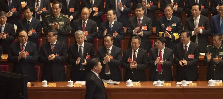 Como presidente del país y del gobernante Partido Comunista, Xi tiene más autoridad...