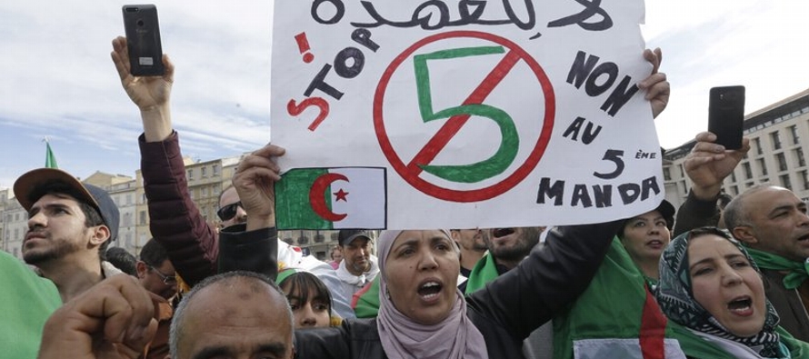 Multitudes de manifestantes, en su mayoría jóvenes, protestaron en la capital, Argel,...