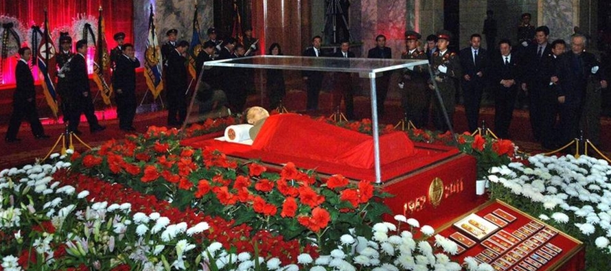 En Pyonyang se exhiben los cuerpos del abuelo y el padre de Kim Jong Un de manera similar en el...
