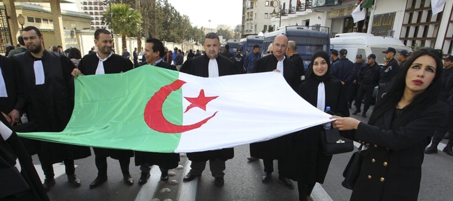 Se planean más protestas para el viernes, desafiando la decisión de Bouteflika para...