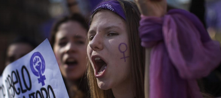 Miles de mujeres se declararon en huelga en España y se solidarizaron con millones...