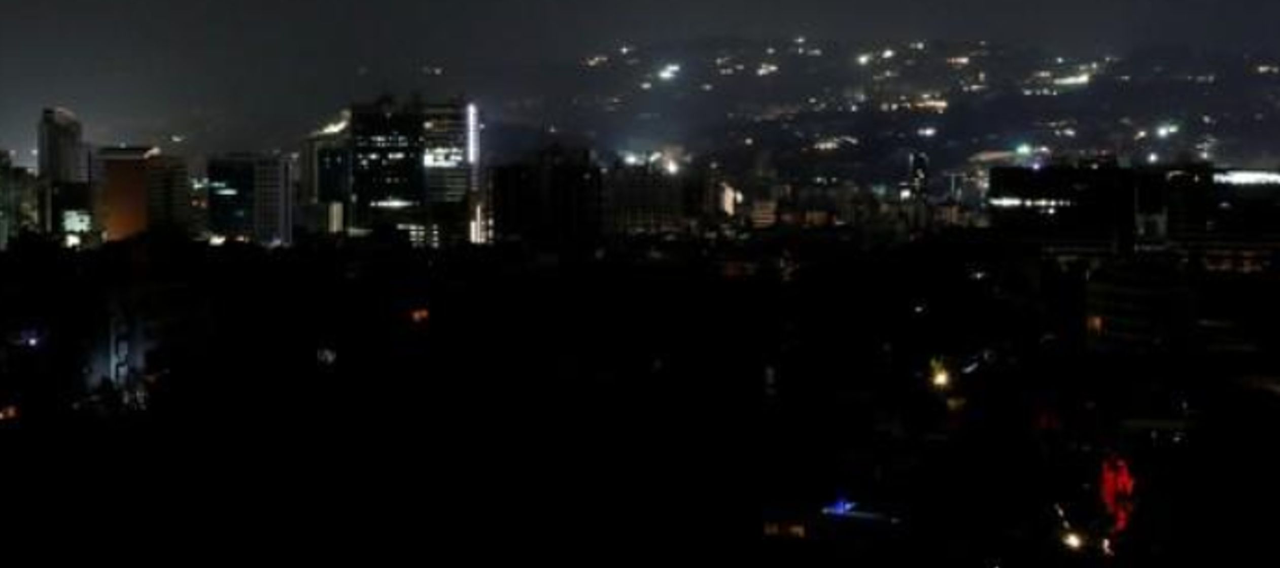 Caracas y casi todo el país se quedaron a oscuras el jueves por la tarde por una falla en la...