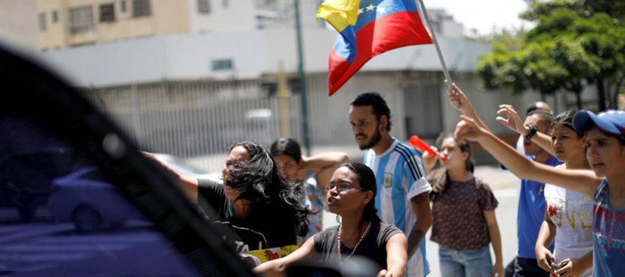 Debido a lo prolongado del corte, el gobierno del presidente Nicolás Maduro extendió...