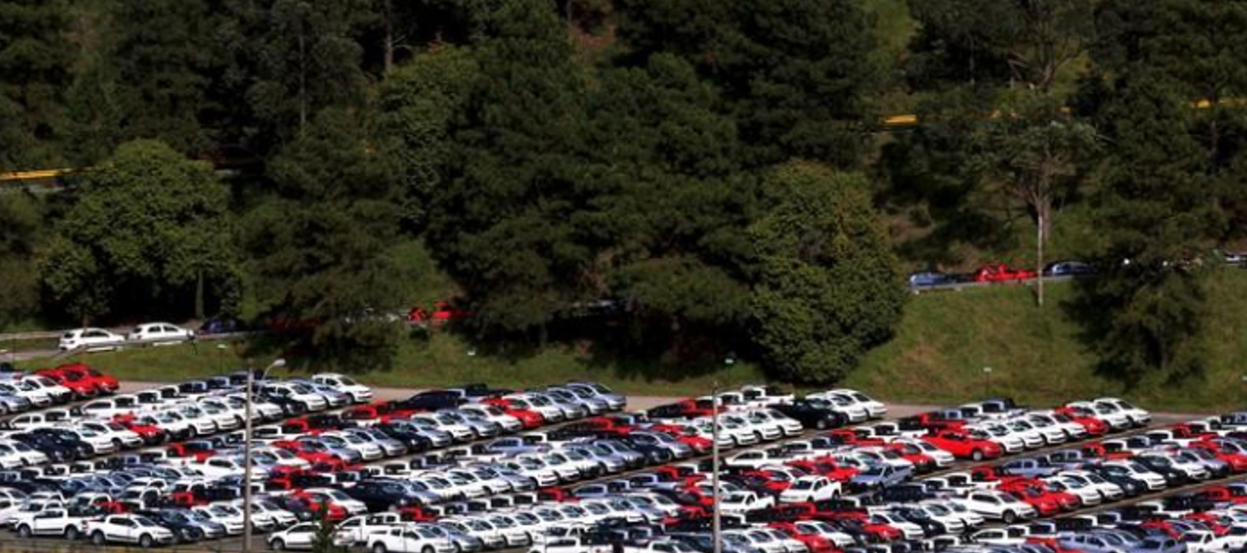Las automotrices en Brasil produjeron cerca de 257,200 autos y camiones nuevos el mes pasado, con...