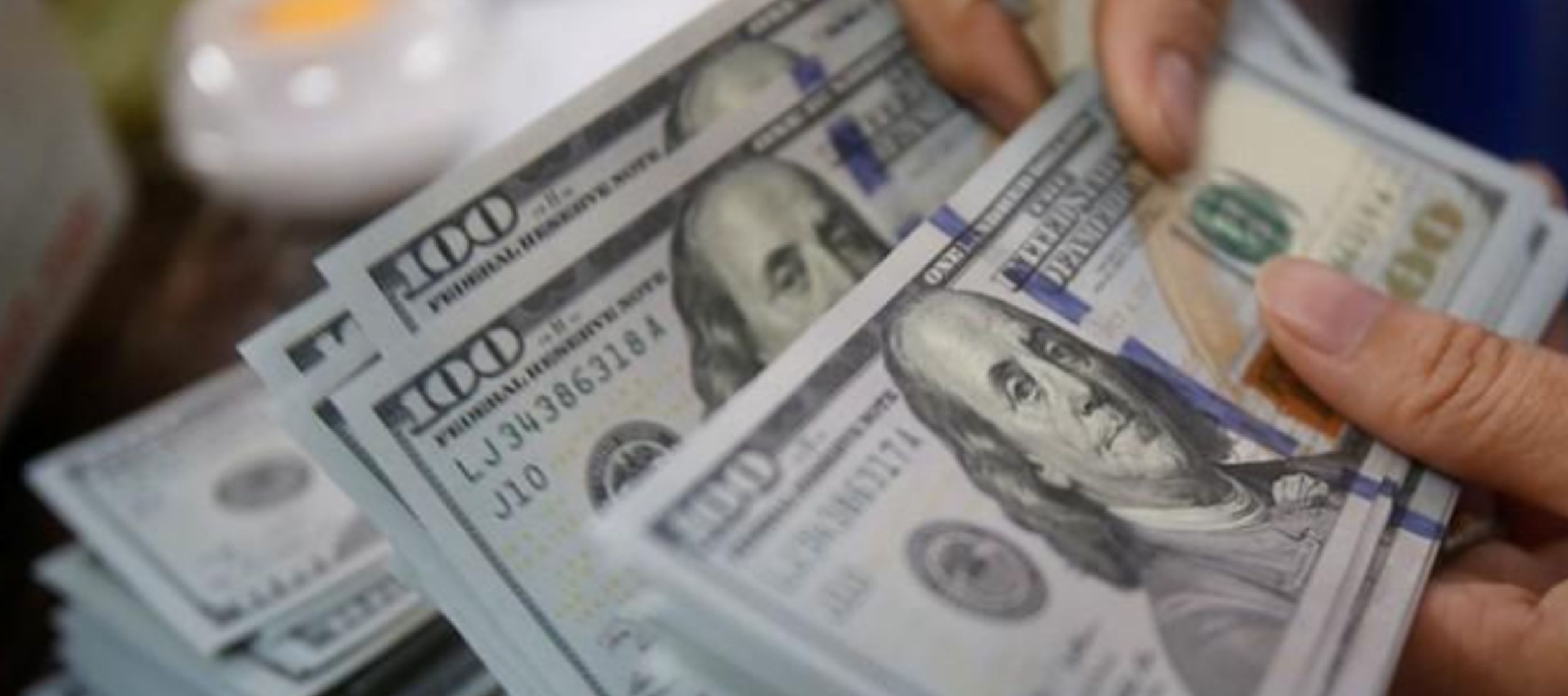 El dólar, en tanto, operó con caídas después de que datos de...