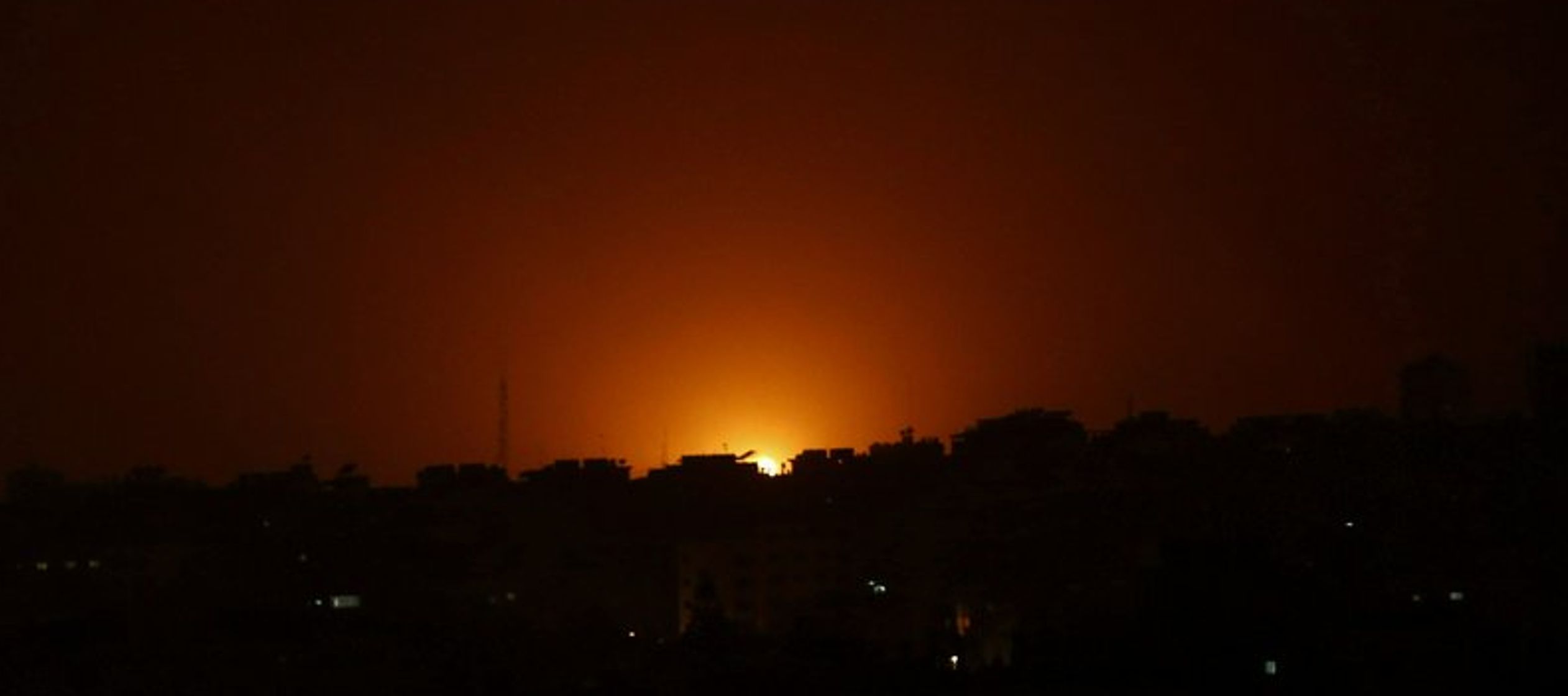 Las explosiones fueron tan poderosas que fue posible ver el humo de algunas desde Ciudad de Gaza, a...