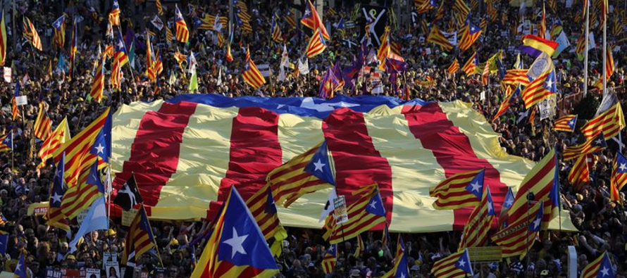 Decenas de miles de personas marcharon el sábado en Madrid en apoyo a políticos y...