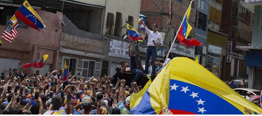 El rumor de que Juan Guaidó había llegado a La Guaira, comenzó a correr de...