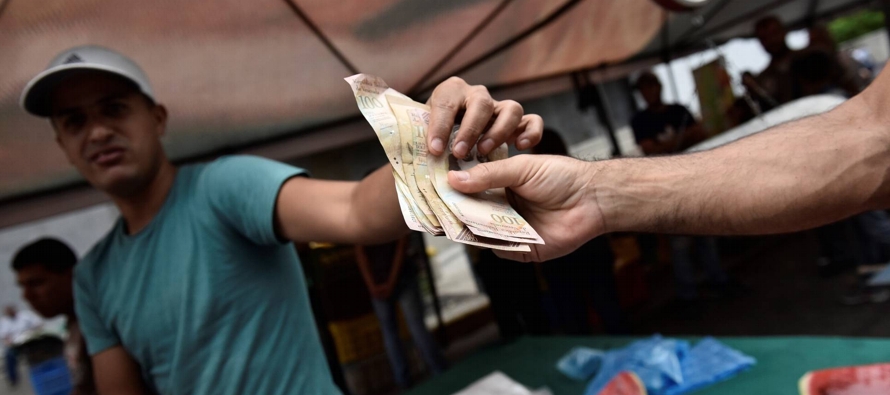 Ante la escasez de billetes verdes en Venezuela y el tipo de cambio impuesto por el Gobierno, Airtm...