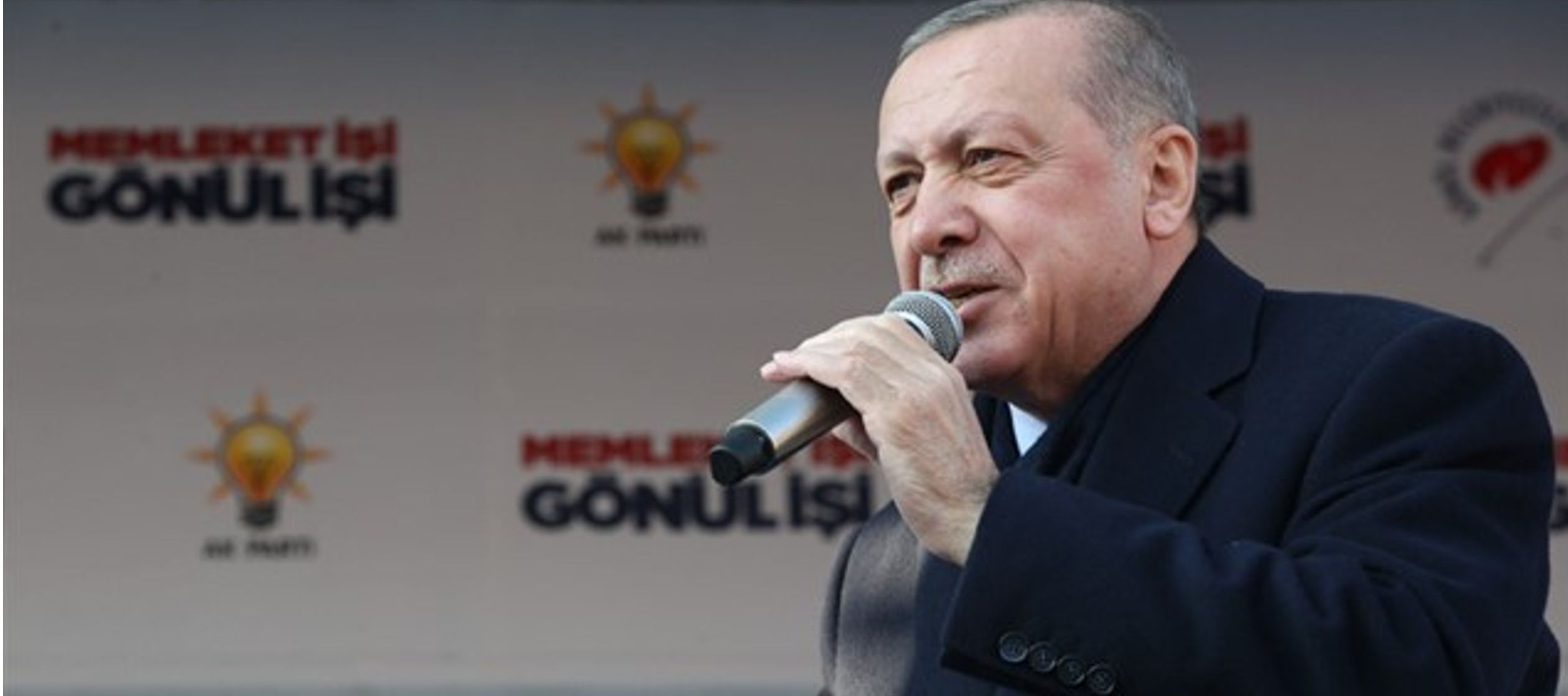 El dirigente turco ha proyectado algunas de las imágenes tomadas por el autor del atentado,...