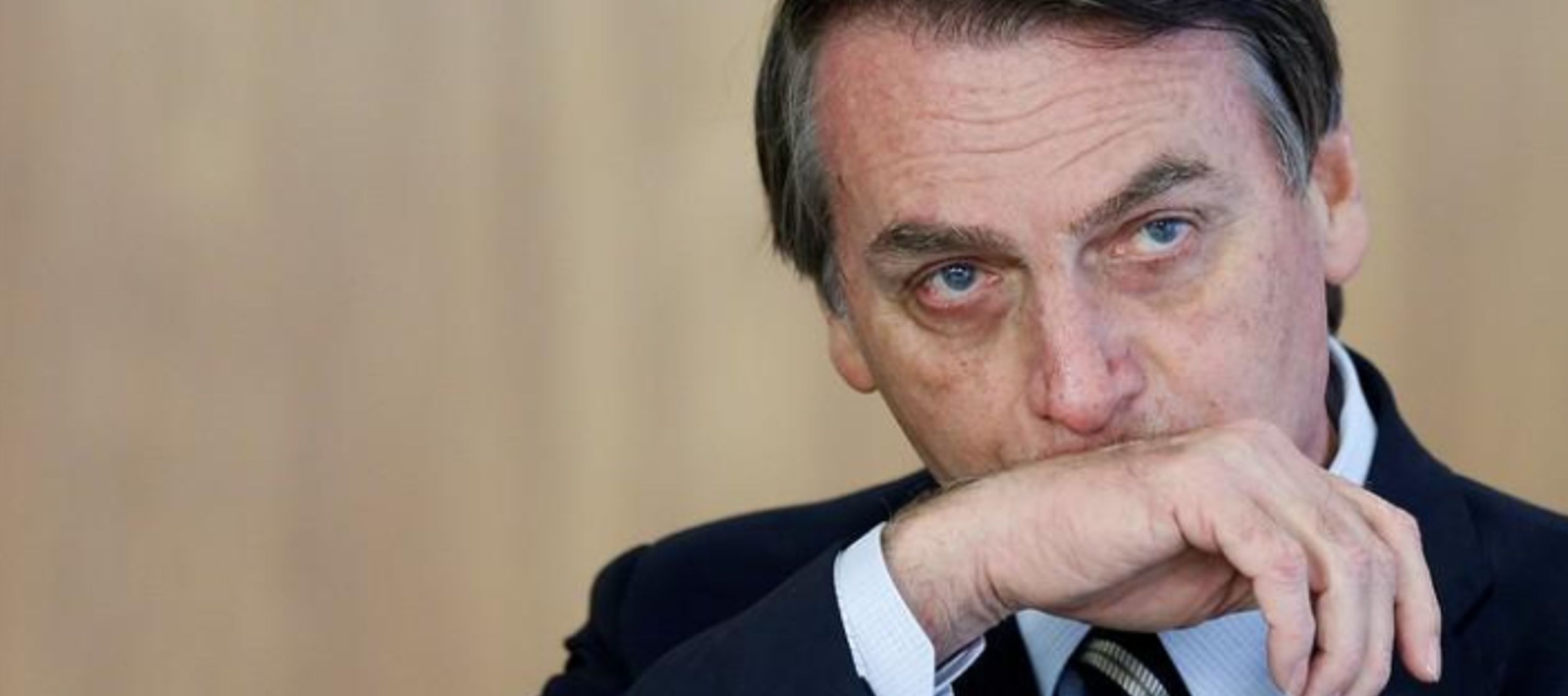 Los consultados que confían en Bolsonaro cayeron 13 puntos porcentuales desde enero a un 49...