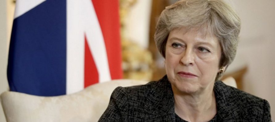 La primera ministra británica, Theresa May, enfrenta un complot de su gabinete para...