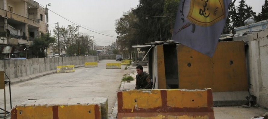 Los pistoleros asaltaron el puesto ubicado en una de las entradas de Manbij de madrugada, dijo a...