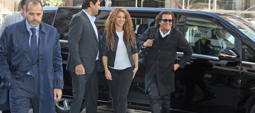 Vestida de negro con vaqueros, chaqueta informal y unas botas de gran plataforma, Shakira se...