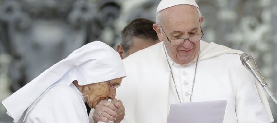 Algunos sectores conservadores criticaron el gesto del pontífice de retirar la mano,...