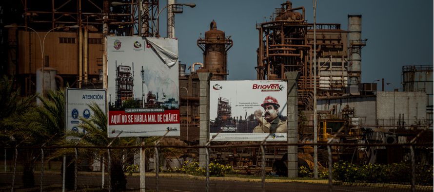 A principios de marzo, el presidente Nicolás Maduro visitó una fábrica acerera...
