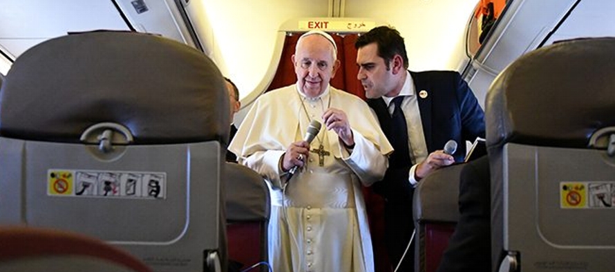 El Papa hizo sus comentarios a periodistas a bordo del avión en el que regresaba de...