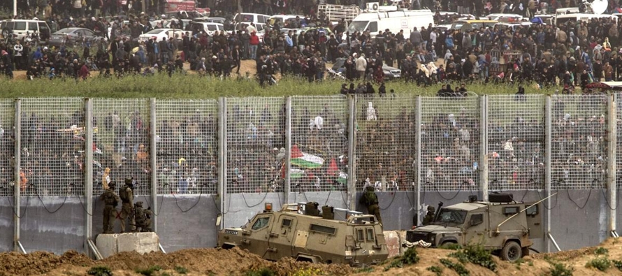 El levantamiento de algunas restricciones al tránsito de personas y carga hacia y desde Gaza...