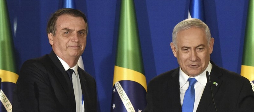Bolsonaro fue recibido con alfombra roja por el primer ministro Benjamin Netanyahu, que...