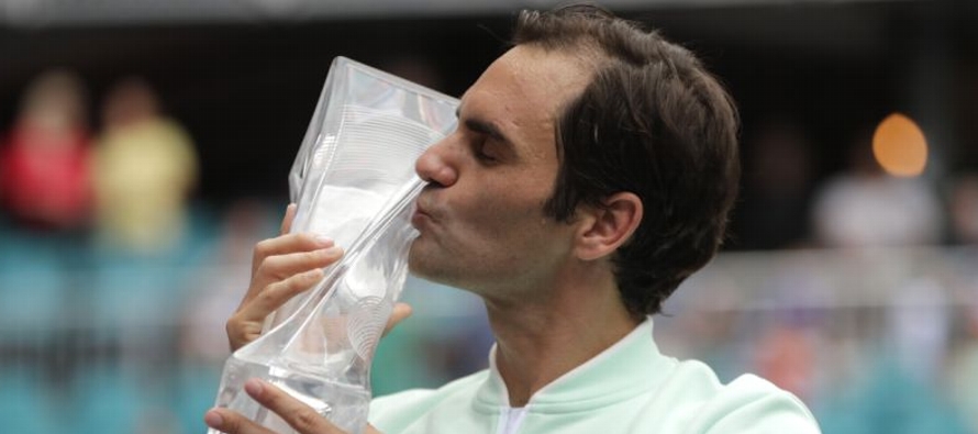 Federer, quien conquistó su cuarto título en Miami, quebró el saque de Isner...