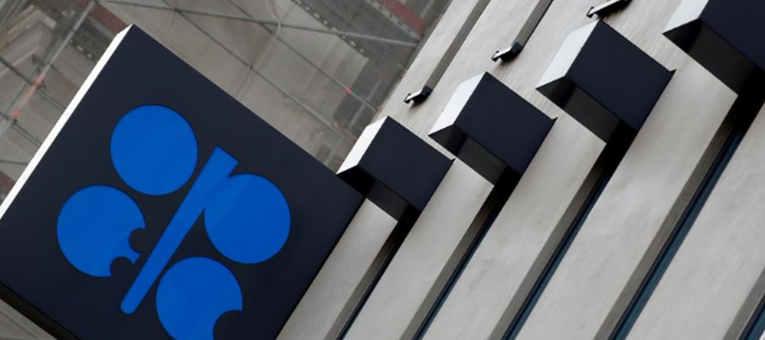 La oferta total de crudo de la OPEP se hundió en marzo a un mínimo de cuatro...