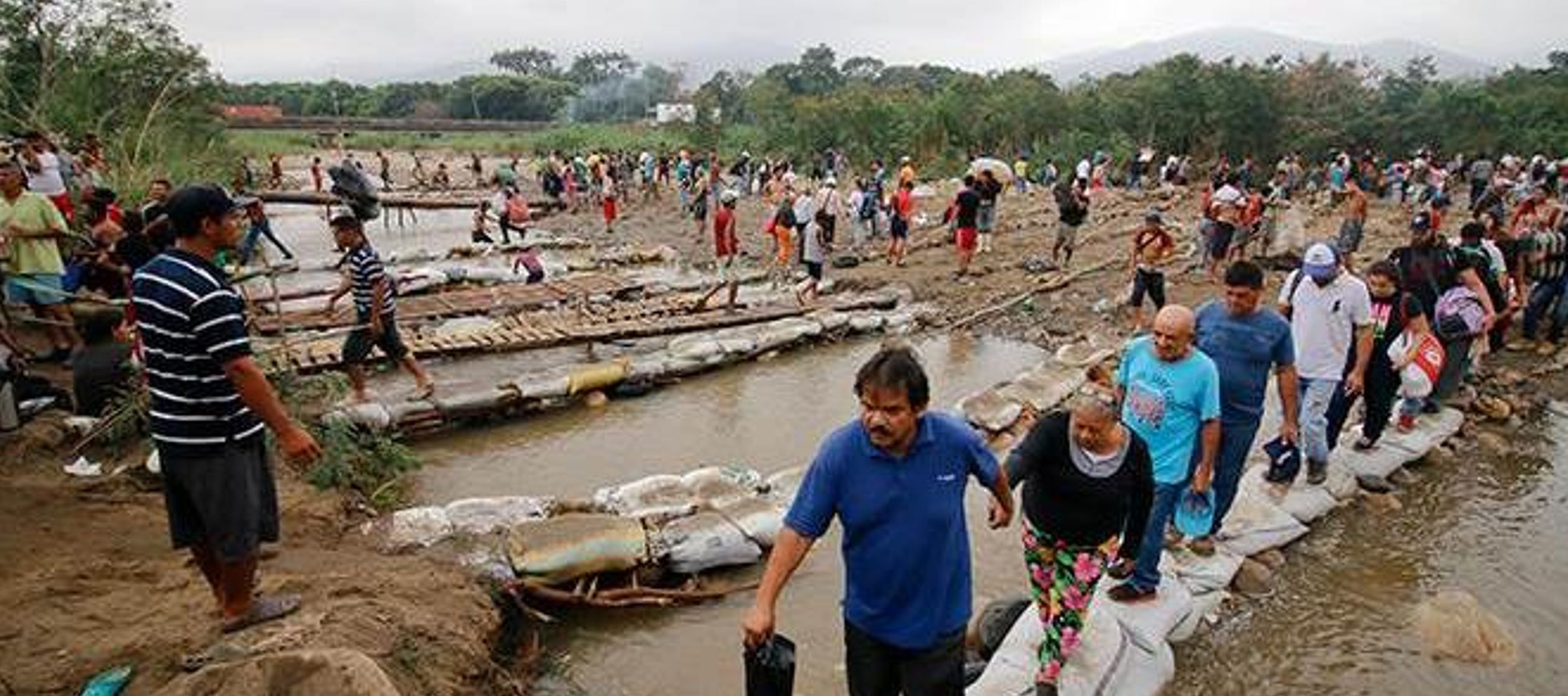 Centenares de migrantes venezolanos utilizan caminos de piedras aledaños --localmente...