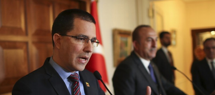 Jorge Arreaza se reunió el miércoles en Beirut con el presidente y el ministro de...
