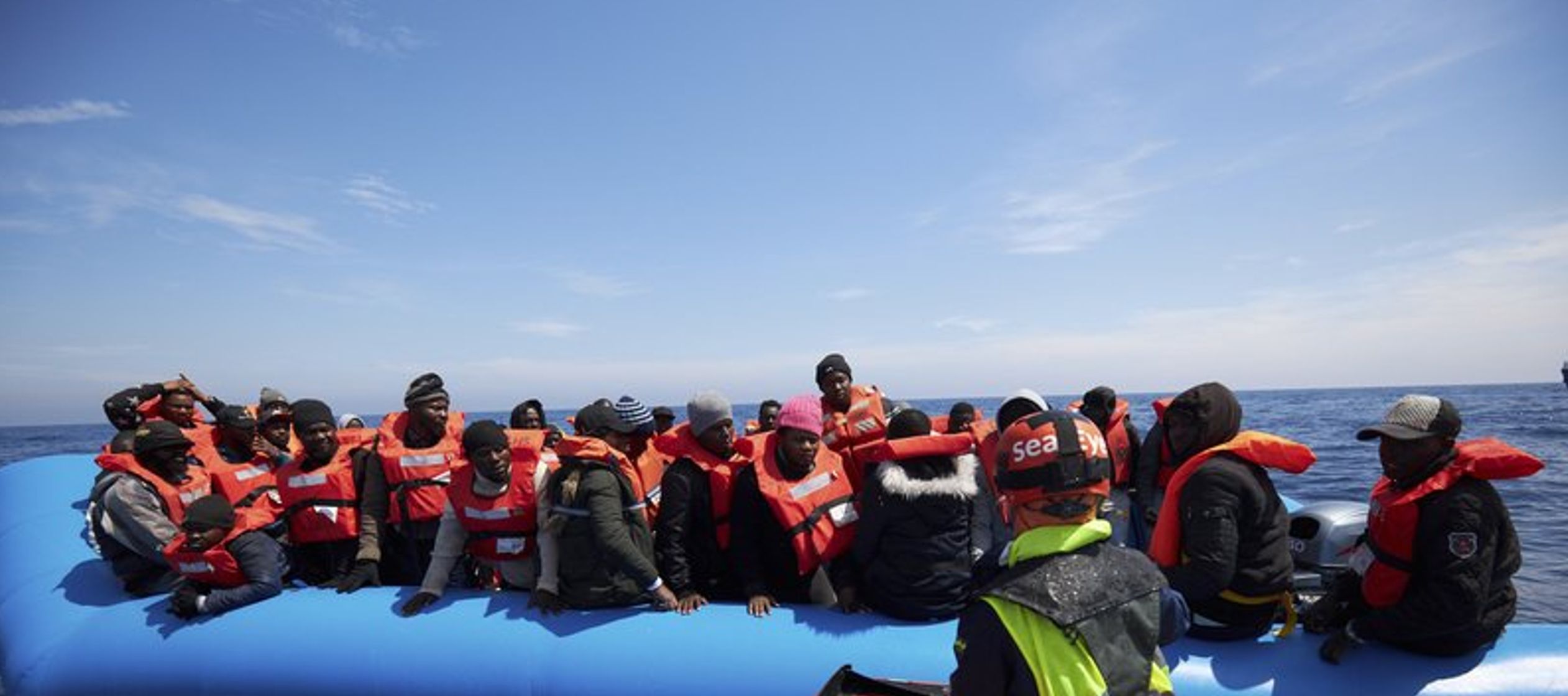 Italia le negó el miércoles la entrada a 64 migrantes rescatados en el mar frente a...