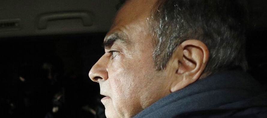 Ghosn fue arrestado bajo sospecha de haber desviado 5 millones de dólares de los fondos que...