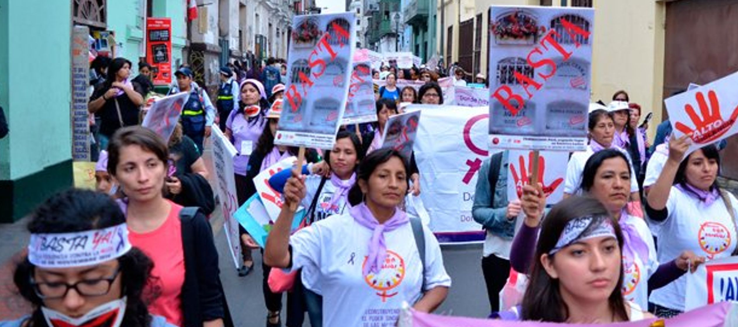 La marcha fue acompañada por decenas de mujeres policía, que caminaban junto a las...