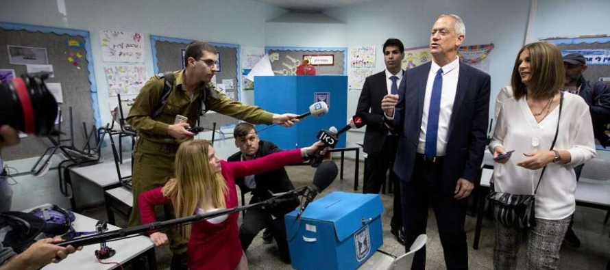 Ante la perspectiva de posibles cargos por corrupción, Netanyahu está buscando su...