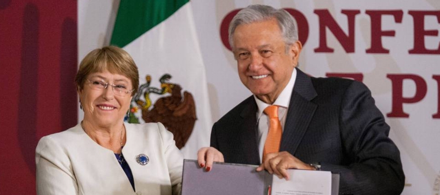 El presidente mexicano ha aprovechado la visita de Bachelet para defender de nuevo su propuesta de...