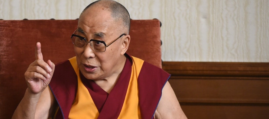 El Dalai Lama fue ingresado en el hospital el martes después de quejarse de molestias y...