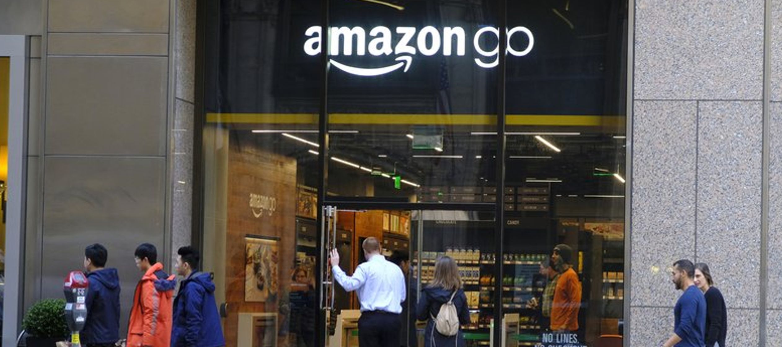 El gigante de las compras por internet tiene más de 30 tiendas que no aceptan efectivo,...
