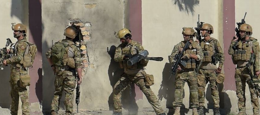 Las asediadas fuerzas de seguridad afganas sufren ataques casi diarios del Talibán. Los...