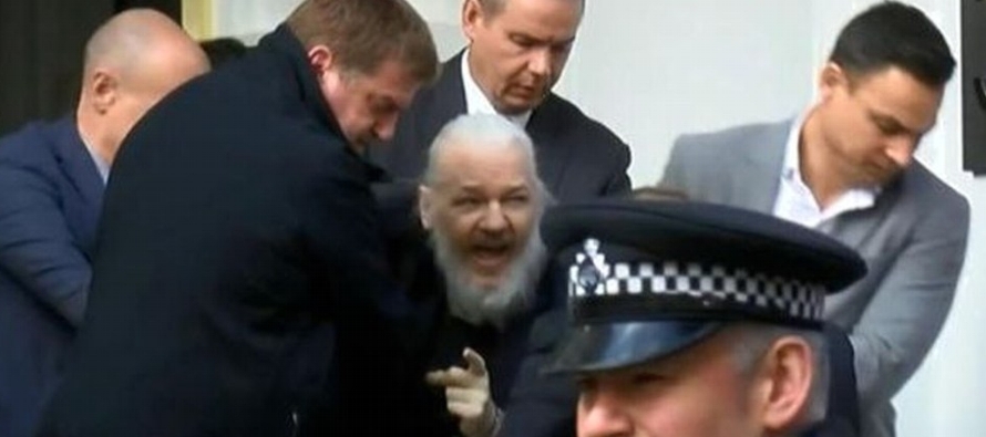 La policía británica dijo el jueves que Assange fue arrestado por violar su fianza en...