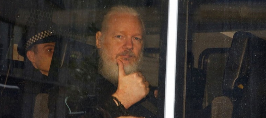 El fundador de WikiLeaks fue arrestado el jueves por la policía británica y...