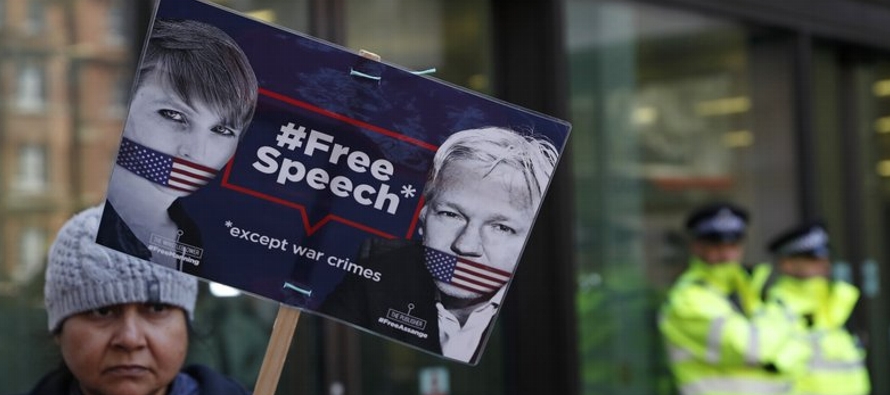 La policía de Londres arresta a Assange en la embajada ecuatoriana por incumplir las...
