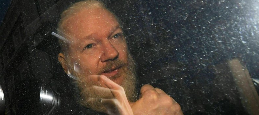 La madre de Julian Assange, a través de Twitter, pide a las autoridades que sean bondadosas...
