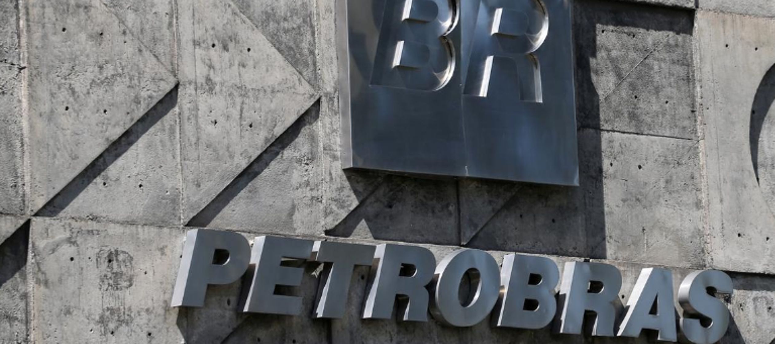 El mandatario afirmó que se reuniría con los ejecutivos de Petrobras el martes y les...