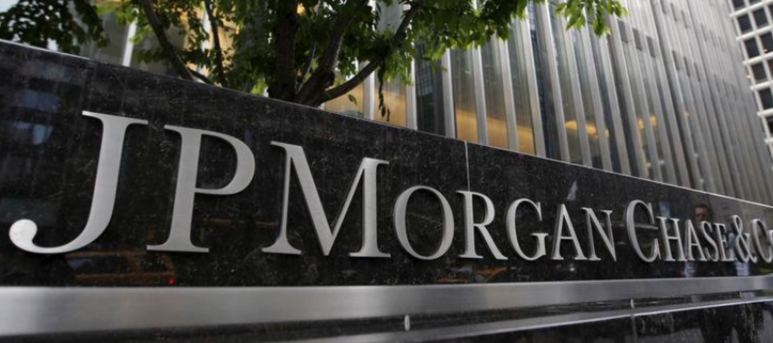 JPMorgan Chase & Co reportó el viernes utilidades trimestrales mejores de lo esperado,...