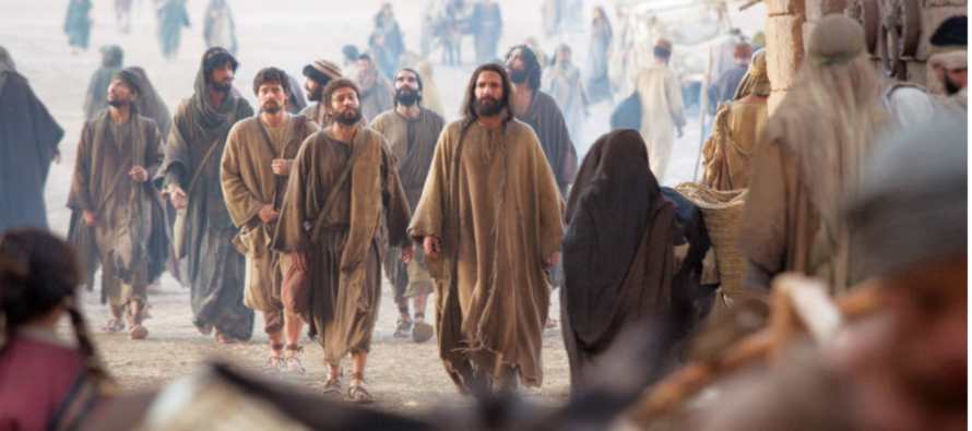 Por eso Jesús no andaba ya en público entre los judíos, sino que se...