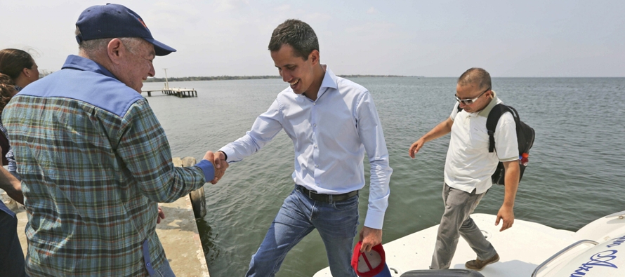 A medida que crece el cerco judicial a su alrededor, Guaidó se ha visto obligado a sortear...