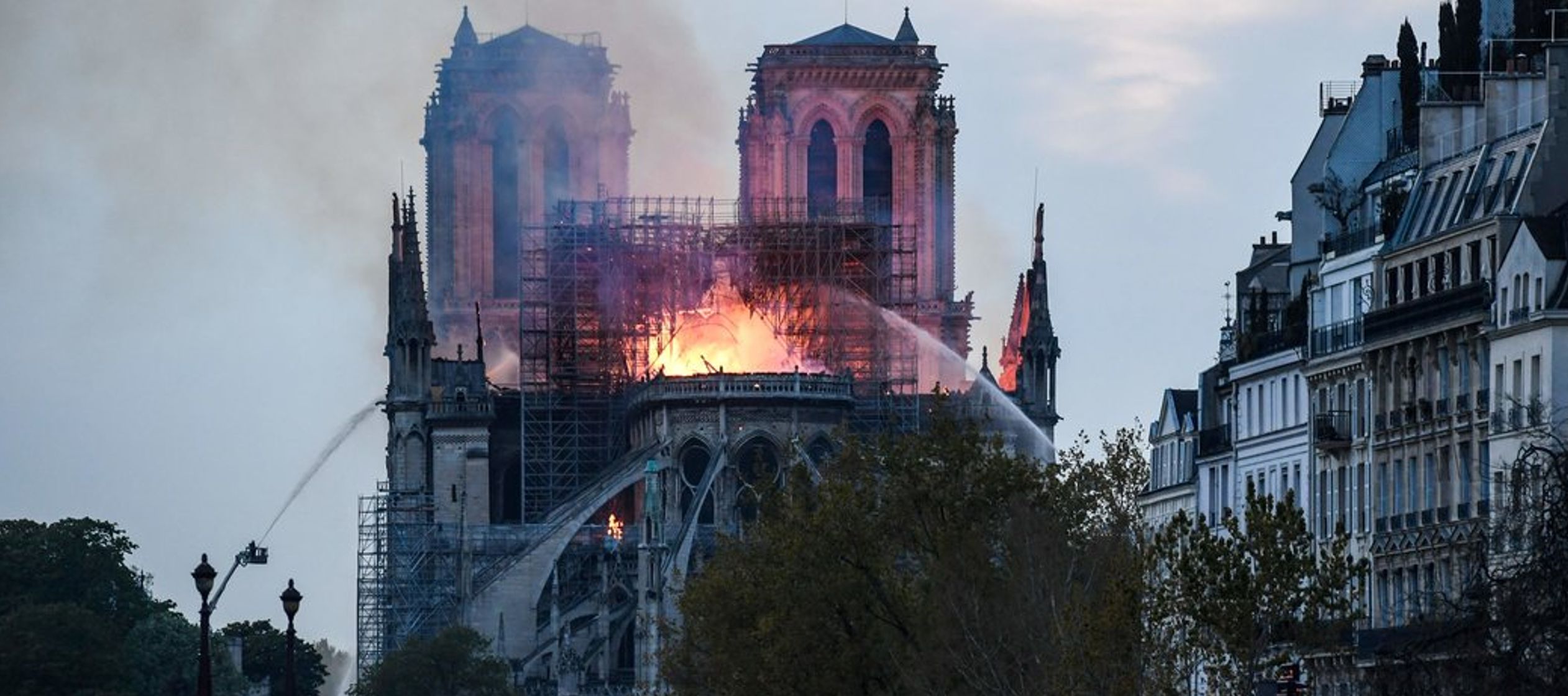 El Ministerio del Interior francés informó que hay cuatrocientos bomberos intentando...