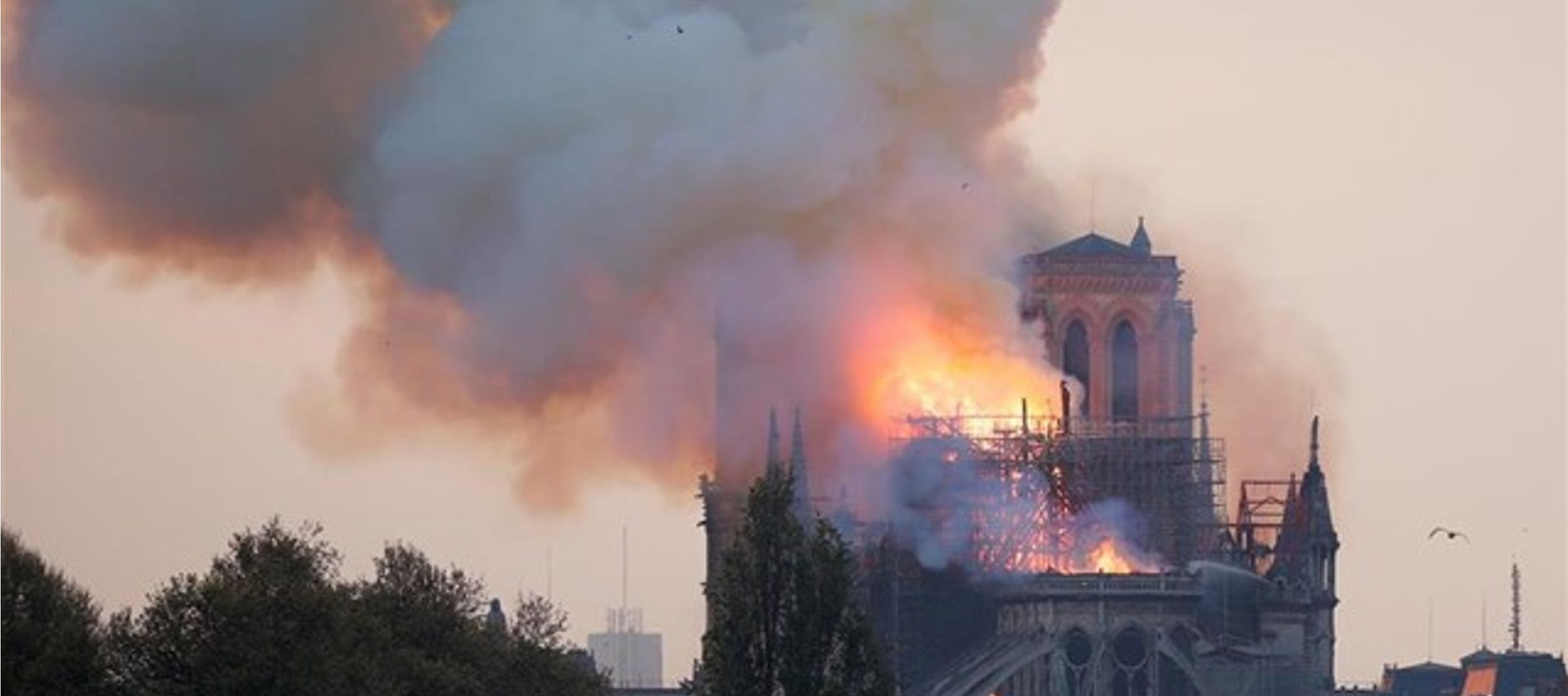 "Inmensa emoción por el dramático incendio de la catedral de Notre Dame,...