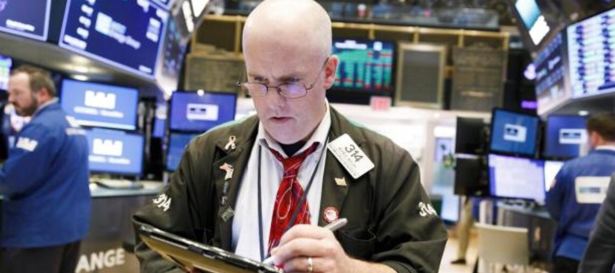 El Promedio Industrial Dow Jones subía 97,42 puntos, o 0,37 por ciento, a 26.482,19...